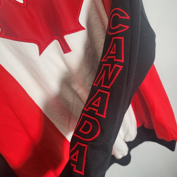 👕🌶 Vintage Rare BNWT Mondetta Canada "Big Flag" Crewneck Sweatshirt - Picture 5 of 7